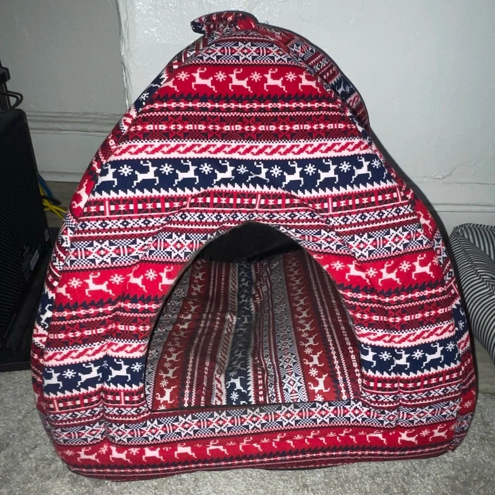 Cozy pet bed. Good for cats or small dogs